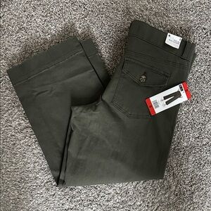 NWT Gloria Vanderbilt Pull-On Wide Leg Crop Pants in Olive Green